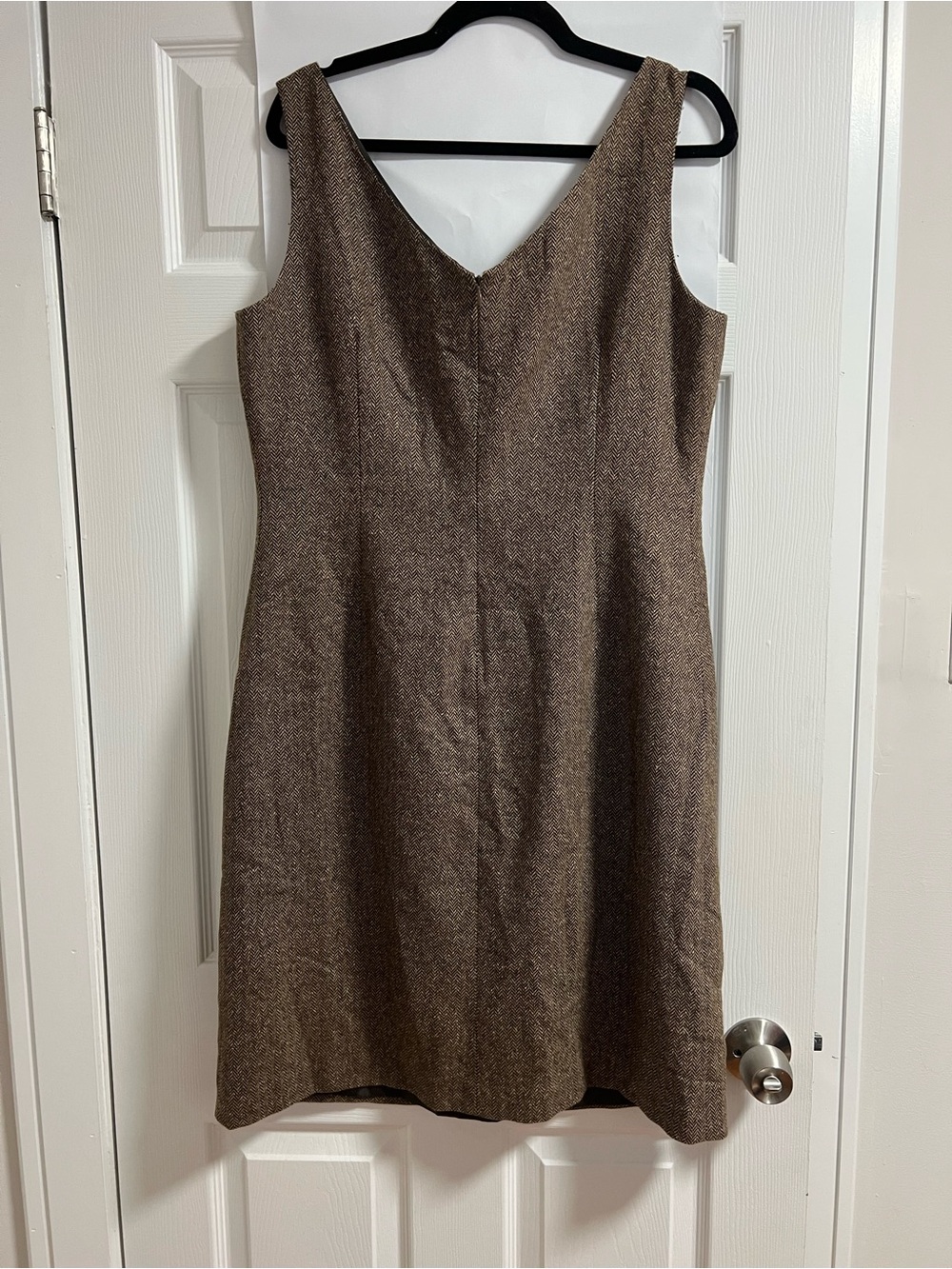 Tahari 12 Brown Sleeveless V-Neck Dress